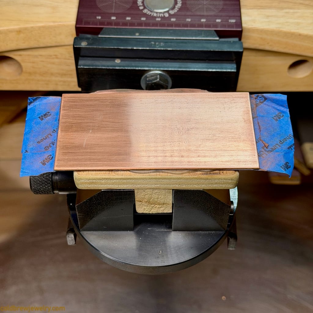 A workholding fixture for an uncentered vise A workholding fixture for an uncentered vise