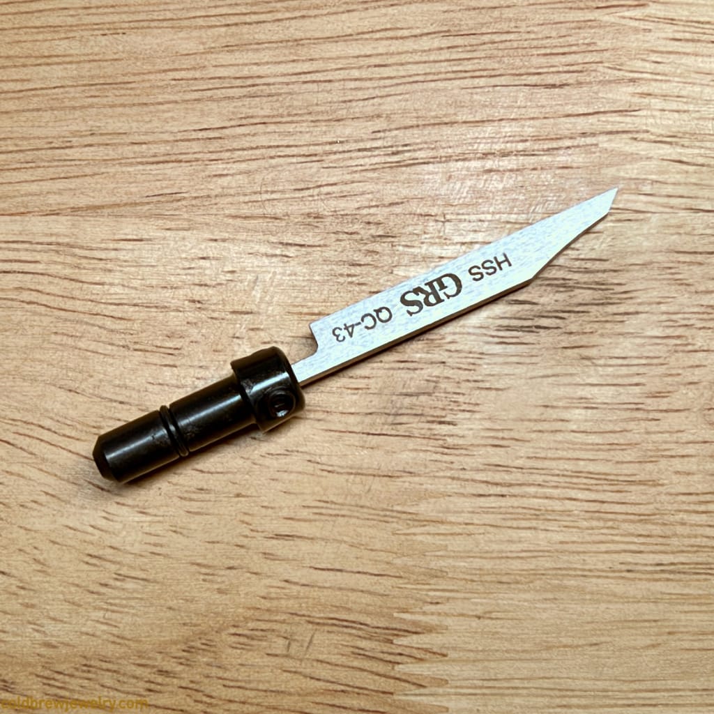 Pre-shaped quick-change graver